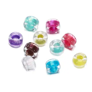 Primo piano di perline di vetro colorate da 2,5 mm per la creazione di gioielli fai da te.