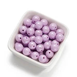 Vue détaillée de perles rondes en acrylique irisées lavande de 10 mm en bol