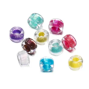 Primo piano di perline di vetro colorate da 2,5 mm per la creazione di gioielli DIY
