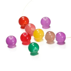 Primer plano de cuentas redondas de vidrio imitación jade de 10mm para joyería artesanal
