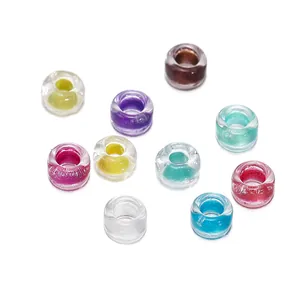 Dettaglio di perline di vetro da 2,5 mm con anima colorata per creazione gioielli DIY.