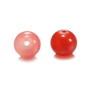 Primer plano de cuentas de vidrio redondas de 10 mm rosas y rojas para bisutería DIY