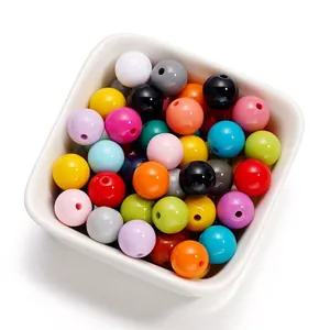 Détail de perles rondes colorées en acrylique de 10 mm pour la création de bijoux