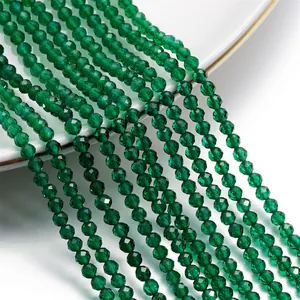 Dettaglio macro di perle di cristallo verde smeraldo sfaccettate 3mm per gioielli fai da te