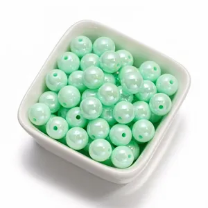 Gros plan de perles en acrylique irisées vert menthe de 10mm pour bracelets et colliers DIY
