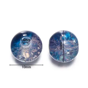 Primer plano de cuentas de vidrio craquelado azul de 10 mm con sus dimensiones