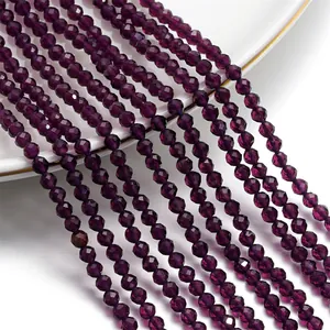 Dettaglio ravvicinato di perle di cristallo viola sfaccettate da 3mm per creazione gioielli