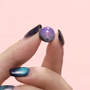 Primer plano de cuenta de vidrio galaxia morada y azul con purpurina para bisutería