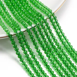 Dettaglio ravvicinato di perle di cristallo verde sfaccettate da 3 mm per fai da te.