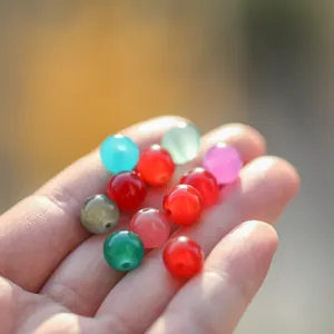 Primer plano detallado de cuentas de vidrio de 10mm para pulseras y joyas manuales.