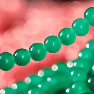 Primer plano de cuentas de vidrio verde de 10 mm con textura de jade para joyas DIY