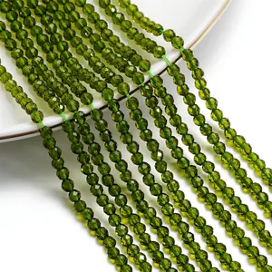 Primo piano di perline rondelle in cristallo sfaccettato verde oliva da 3mm per fai da te