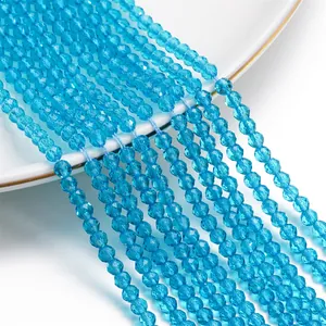 Visuale dettagliata di perle in cristallo sfaccettato blu da 3mm per gioielli DIY