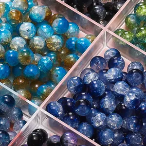 Primer plano de cuentas de vidrio craquelado de colores en una caja organizadora