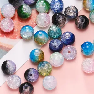 Primer plano de cuentas de vidrio craqueladas de colores para la creación de joyas