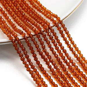 Dettaglio macro di perle di cristallo ambrato sfaccettate da 3mm per gioielli fai-da-te