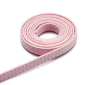 Nahaufnahme der rosa PU-Lederschnur mit weißer Naht für DIY-Schmuck und Taschenzubehör