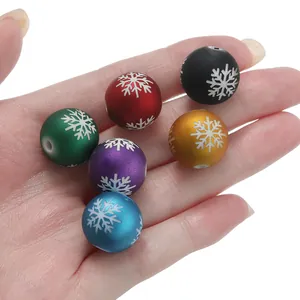 Gekleurde 16mm matte acryl kralen met sneeuwvlokpatronen voor DIY kerst knutselprojecten