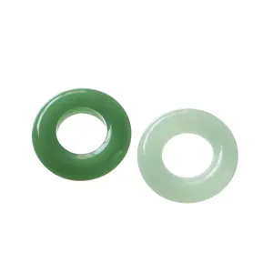 Vue détaillée des anneaux beignet en verre imitation jade vert foncé et clair pour bijoux