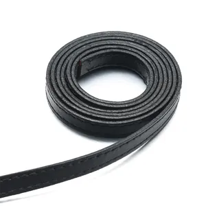 Detailansicht eines schwarzen PU-Lederbandes mit feiner Naht für DIY-Bastelarbeiten
