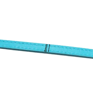 Detail eines 8 mm breiten hellblauen PU-Lederbandes mit Doppeltnaht für DIY-Basteln