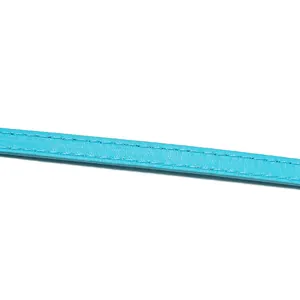 Nahaufnahme von cyanfarbenem PU-Lederband mit Ziernähten für DIY-Taschenzubehör.