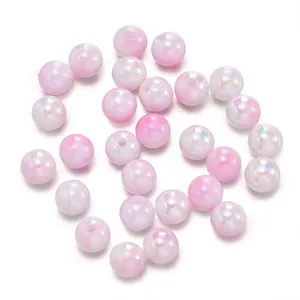 Primo piano dettagliato di perle acriliche rosa sfumato per creazione di gioielli fai da te