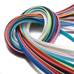 Nahaufnahme von bunten PU-Lederbändern mit Ziernaht für DIY-Schmuck und Taschengurte.