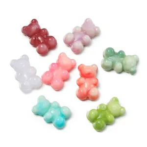 Nahaufnahme von bunten durchscheinenden Gummibärchen-Perlen für DIY-Schmuck