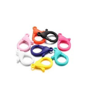 Detailansicht verschiedener bunter Kunststoff-Karabinerverschlüsse für DIY-Schmuck.