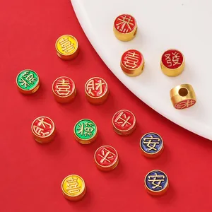 Vue détaillée de perles dorées anciennes colorées avec caractères chinois porte-bonheur