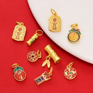 Macro dettagliata di ciondoli in smalto dorato tradizionale cinese con vari simboli