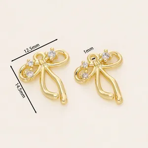 Dettagli ciondoli a fiocco placcati oro 18k con dimensioni per la creazione di gioielli