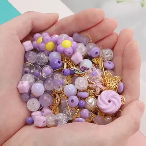 Kit perles fai-da-te viola con perle di vetro e ciondoli a fiore in resina fatti a mano