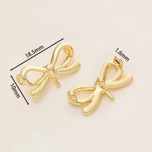 Dettaglio di ciondoli a fiocco placcati oro 18K con misure 18,5x10 mm per gioielli.