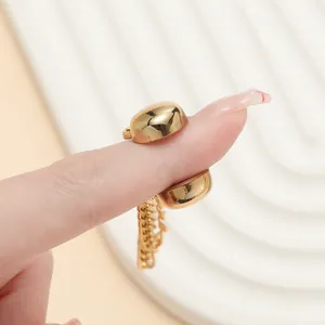 Detailansicht des goldfarbenen Magnet-Kettenclips zur Kleidungsanpassung und Dekoration