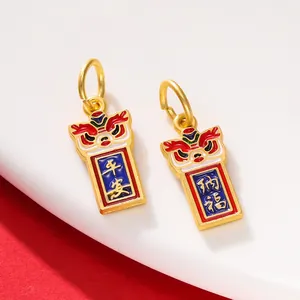 Macro dettagliata di ciondoli portafortuna placcati oro con design tradizionale della danza del leone.
