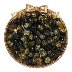 Vista detallada de cuentas de vidrio craquelado negro y dorado de 10 mm para hacer joyas DIY