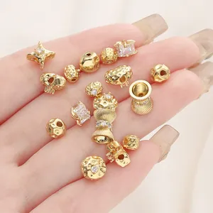 Vista dettagliata di perline distanziatrici placcate oro 18K e ciondoli a clessidra DIY