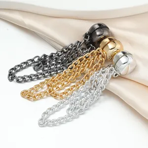 Detailansicht der magnetischen Kleidungsklammern mit Ketten in Silber, Gold und Schwarz.