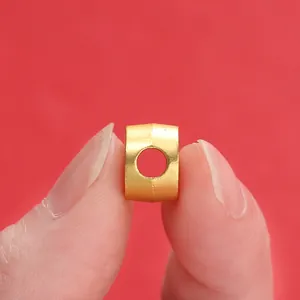 Gros plan d'une perle de transfert en or antique à finition mate pour bijoux
