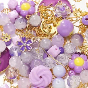 Vista macro dettagliata di perline viola fai-da-te con fiori, lune e ciondoli dorati