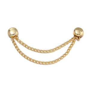 Nahaufnahme eines eleganten goldenen Magnetkettenclips für die Passform von Kleidung