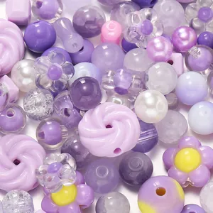 Primo piano dettagliato di perline fai-da-te viola miste in varie forme e texture