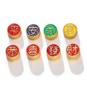 Vue détaillée de breloques chinoises colorées pour la création de bijoux DIY