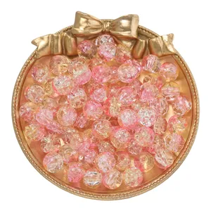 Vista detallada de cuentas de vidrio craquelado rosa y oro de 10mm para hacer joyas