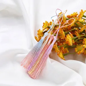 Primo piano di delicate nappe di seta sfumate per gioielli fai da te e segnalibri