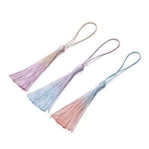Vista dettagliata di tre nappe di seta fatte a mano con sfumatura per accessori segnalibri DIY