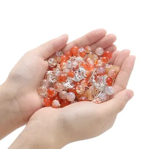 Gemischte orangefarbene Glasperlen und Metallanhänger für DIY-Schmuckherstellung