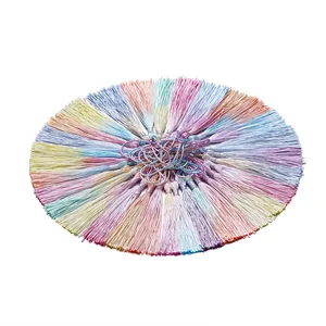 Dettaglio macro di nappe a gradiente tinte a mano in una colorata disposizione circolare